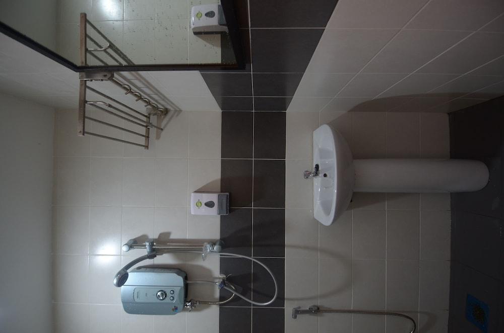 Kuok Pin Hotel Кучинг Экстерьер фото