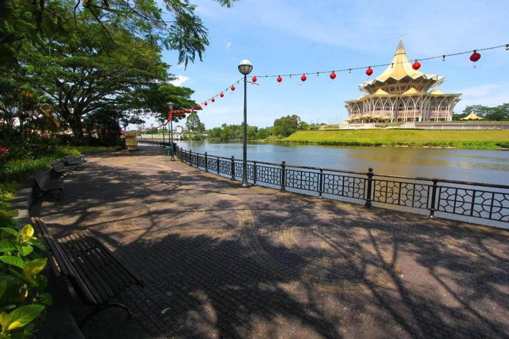 Kuok Pin Hotel Кучинг Экстерьер фото