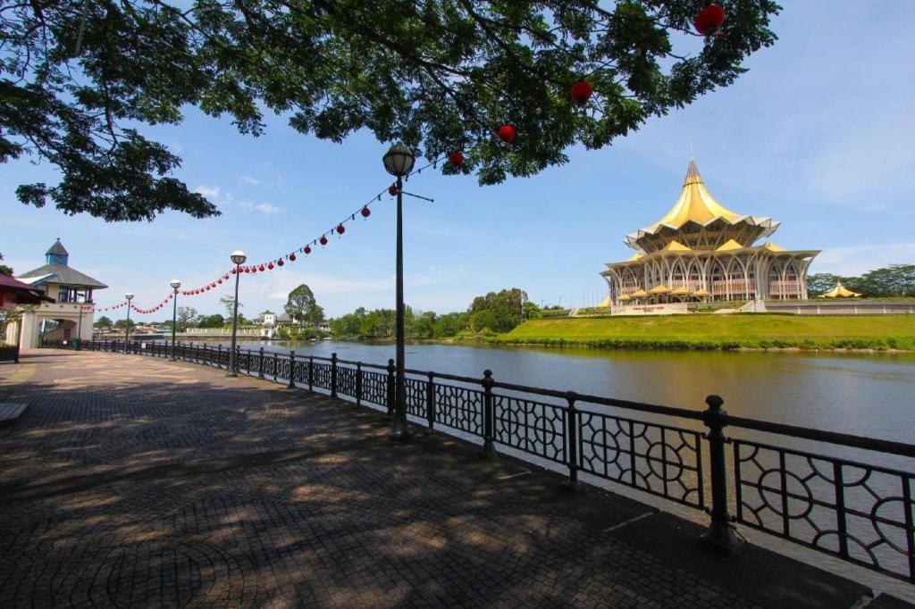 Kuok Pin Hotel Кучинг Экстерьер фото