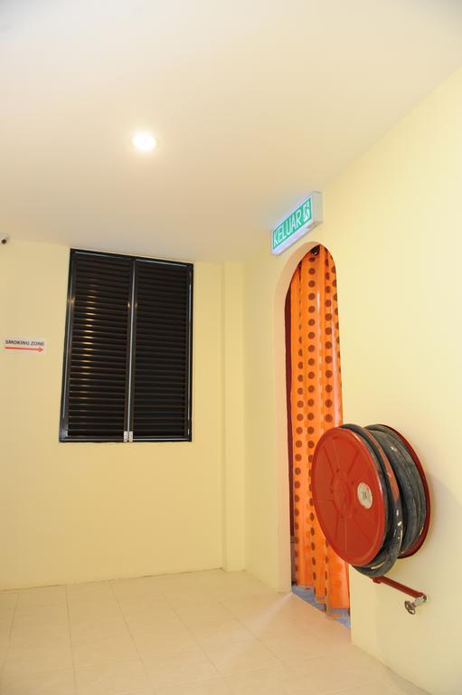 Kuok Pin Hotel Кучинг Экстерьер фото