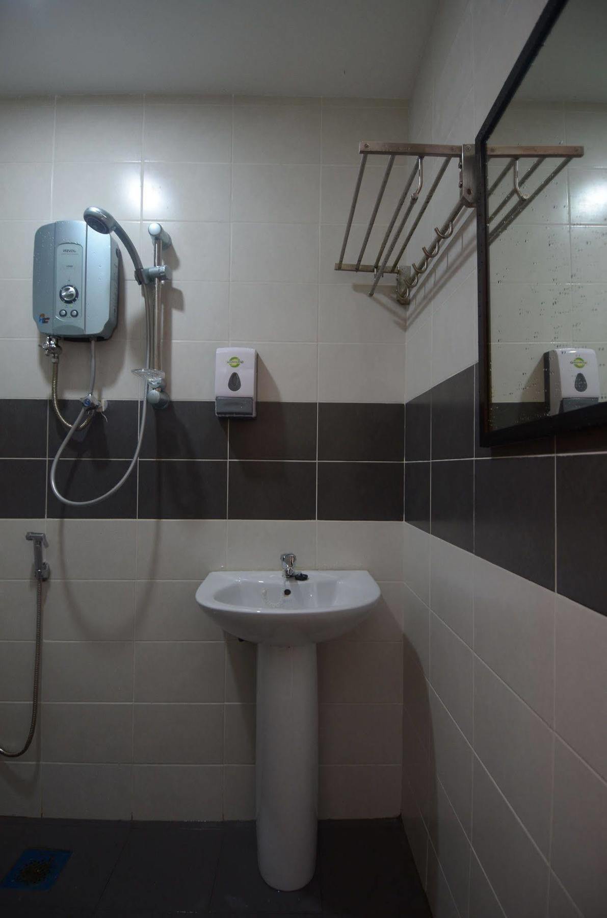 Kuok Pin Hotel Кучинг Экстерьер фото